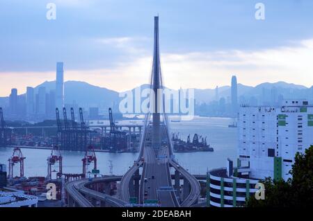 Pont de Stonecutters, Hong Kong, vue depuis Tsing Yi. Le paysage urbain de Hong Kong et le port de Victoria en arrière-plan. Banque D'Images