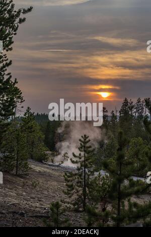 Coucher de soleil dans le bassin de Norris Geyser, parc national de Yellowstone, Wyoming, États-Unis. Banque D'Images