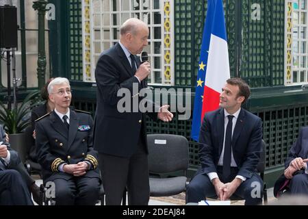 Le maire de Bordeaux, Alain Juppe (L), ouvre une réunion avec les élus locaux et le président français Emmanuel Macron (L) dans le cadre du « Grand débat national » de Macron à la préfecture de Gironde à Bordeaux le 1er mars 2019, dernier jour de Juppe en tant que maire de Bordeaux avant de devenir membre du conseil constitutionnel de la France. Photo de Sébastien Ortola/pool/ABACAPRESS.COM Banque D'Images