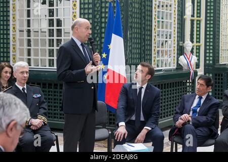 Le maire de Bordeaux, Alain Juppe (L), ouvre une réunion avec les élus locaux et le président français Emmanuel Macron (L) dans le cadre du « Grand débat national » de Macron à la préfecture de Gironde à Bordeaux le 1er mars 2019, dernier jour de Juppe en tant que maire de Bordeaux avant de devenir membre du conseil constitutionnel de la France. Photo de Sébastien Ortola/pool/ABACAPRESS.COM Banque D'Images