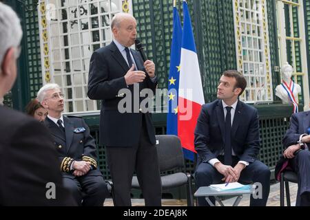 Le maire de Bordeaux, Alain Juppe (L), ouvre une réunion avec les élus locaux et le président français Emmanuel Macron (L) dans le cadre du « Grand débat national » de Macron à la préfecture de Gironde à Bordeaux le 1er mars 2019, dernier jour de Juppe en tant que maire de Bordeaux avant de devenir membre du conseil constitutionnel de la France. Photo de Sébastien Ortola/pool/ABACAPRESS.COM Banque D'Images