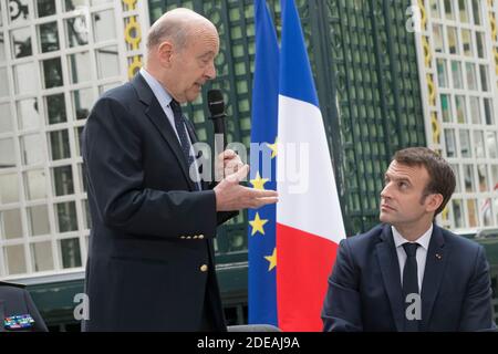 Le maire de Bordeaux, Alain Juppe (L), ouvre une réunion avec les élus locaux et le président français Emmanuel Macron (L) dans le cadre du « Grand débat national » de Macron à la préfecture de Gironde à Bordeaux le 1er mars 2019, dernier jour de Juppe en tant que maire de Bordeaux avant de devenir membre du conseil constitutionnel de la France. Photo de Sébastien Ortola/pool/ABACAPRESS.COM Banque D'Images