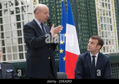 Le maire de Bordeaux, Alain Juppe (L), ouvre une réunion avec les élus locaux et le président français Emmanuel Macron (L) dans le cadre du « Grand débat national » de Macron à la préfecture de Gironde à Bordeaux le 1er mars 2019, dernier jour de Juppe en tant que maire de Bordeaux avant de devenir membre du conseil constitutionnel de la France. Photo de Sébastien Ortola/pool/ABACAPRESS.COM Banque D'Images