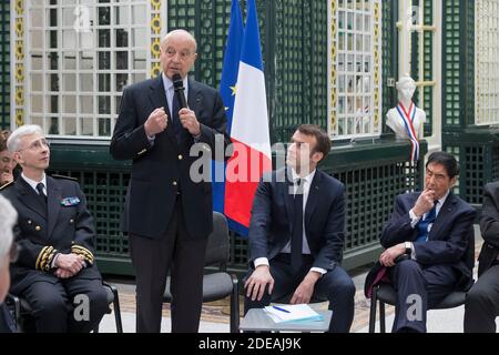 Le maire de Bordeaux, Alain Juppe (L), ouvre une réunion avec les élus locaux et le président français Emmanuel Macron (L) dans le cadre du « Grand débat national » de Macron à la préfecture de Gironde à Bordeaux le 1er mars 2019, dernier jour de Juppe en tant que maire de Bordeaux avant de devenir membre du conseil constitutionnel de la France. Photo de Sébastien Ortola/pool/ABACAPRESS.COM Banque D'Images