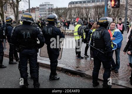 Les Vêtes jaunes, pour leur 16e rassemblement à Lille (France), avaient pris rendez-vous avec des manifestants des pays voisins. Près de 2,000 personnes ont défilé dans les rues de la préfecture de hauts-de-France, avant l'apparition d'affrontements avec la police (projectiles contre les gaz lacrymogènes et arrestations). Photo de Patrick BATARD / ABACAPRESS.com Banque D'Images