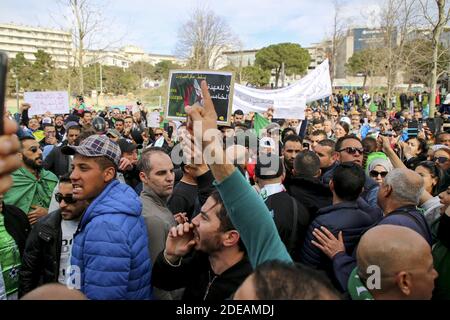 Rassemblement contre la décision d'un président algérien malade de se présenter pour un cinquième mandat, le 3 mars 2019, à Marseille, en France. La confirmation le 10 février que le président algérien Abdelaziz Bouteflika allait contester un cinquième mandat a déclenché une série de manifestations dans le pays d'Afrique du Nord. Photo par Avenir Pictures/ABACAPRESS.COM Banque D'Images