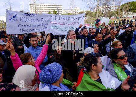 Rassemblement contre la décision d'un président algérien malade de se présenter pour un cinquième mandat, le 3 mars 2019, à Marseille, en France. La confirmation le 10 février que le président algérien Abdelaziz Bouteflika allait contester un cinquième mandat a déclenché une série de manifestations dans le pays d'Afrique du Nord. Photo par Avenir Pictures/ABACAPRESS.COM Banque D'Images