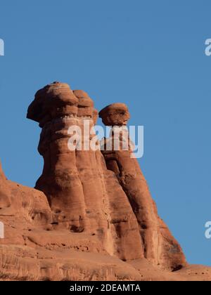 Gros plan sur le monument Three Gossips dans le parc national d'Arches dans l'Utah. L'image dispose d'un espace de copie. Banque D'Images