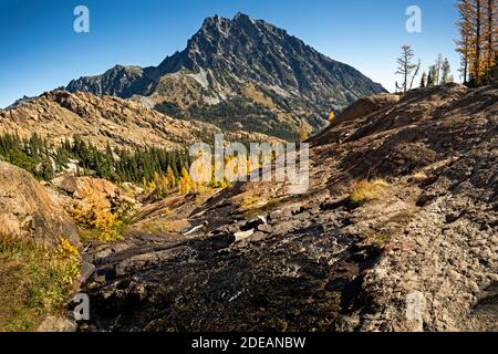 WA18586-00...WASHINGTON - Mont Stuart vu de la voie des Ingalls dans la région sauvage des lacs alpins dans la forêt nationale de Wenatchee. Banque D'Images