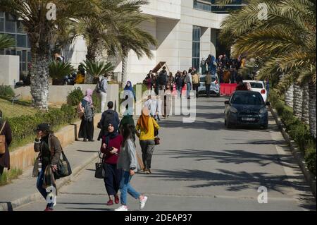 Étudiants à l'entrée de la Faculté de médecine à Alger, Algérie, le 04 mars 2019. Des étudiants algériens ont manifesté à la Faculté de médecine contre le 5ème mandat de Bouteflika la semaine dernière. Photo par Banque D'Images