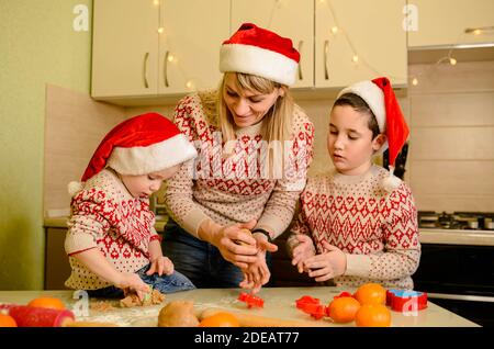 Mère et fils préparant de la pâte dans la cuisine. Dessert maison Banque D'Images