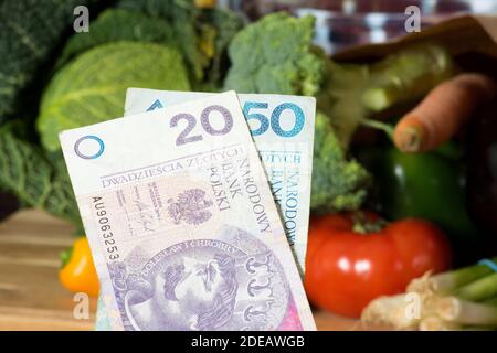 Argent polonais zloty et légumes Banque D'Images