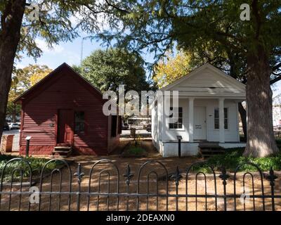 Old Wyatt Office, un bâtiment grec de renouveau avec des colonnes, et le Calaboose, une ancienne prison, à Waxahachie, Texas, sous les arbres décidus. Banque D'Images