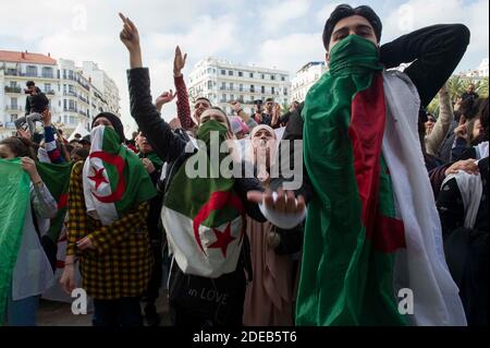 Le 10 mars 2019, les étudiants algériens du lycée ont crié des slogans lorsqu'ils manifestent avec des drapeaux nationaux devant le bureau de poste principal, dans le centre de la capitale Alger, Algérie, contre la candidature du président algérien Abdelaziz Bouteflika pour un cinquième mandat. Photo par Ammi Louiza/ABACAPRESS.COM Banque D'Images