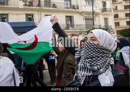 Le 10 mars 2019, les étudiants algériens du lycée ont crié des slogans lorsqu'ils manifestent avec des drapeaux nationaux dans le centre de la capitale Alger, en Algérie, contre la candidature du président algérien Abdelaziz Bouteflika pour un cinquième mandat. Photo par Ammi Louiza/ABACAPRESS.COM Banque D'Images