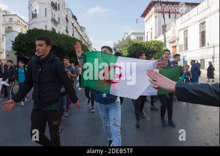 Le 10 mars 2019, les étudiants algériens du lycée ont crié des slogans lorsqu'ils manifestent avec des drapeaux nationaux dans le centre de la capitale Alger, en Algérie, contre la candidature du président algérien Abdelaziz Bouteflika pour un cinquième mandat. Photo par Ammi Louiza/ABACAPRESS.COM Banque D'Images