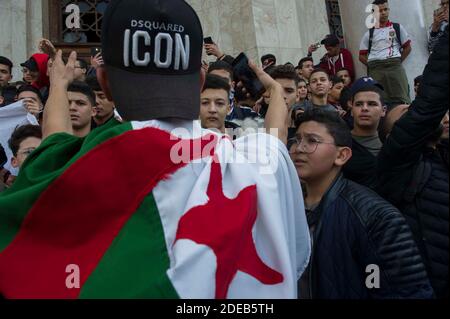 Le 10 mars 2019, les étudiants algériens du lycée ont crié des slogans lorsqu'ils manifestent avec des drapeaux nationaux dans le centre de la capitale Alger, en Algérie, contre la candidature du président algérien Abdelaziz Bouteflika pour un cinquième mandat. Photo par Ammi Louiza/ABACAPRESS.COM Banque D'Images