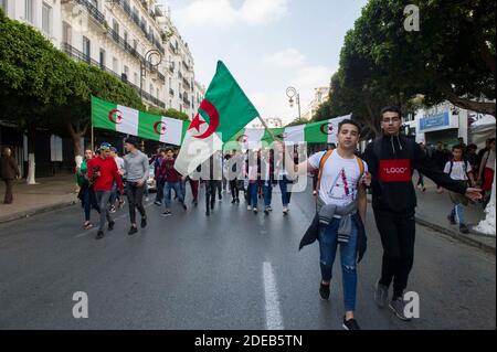 Le 10 mars 2019, les étudiants algériens du lycée ont crié des slogans lorsqu'ils manifestent avec des drapeaux nationaux dans le centre de la capitale Alger, en Algérie, contre la candidature du président algérien Abdelaziz Bouteflika pour un cinquième mandat. Photo par Ammi Louiza/ABACAPRESS.COM Banque D'Images