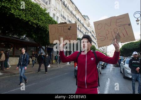 Le 10 mars 2019, les étudiants algériens du lycée ont crié des slogans lorsqu'ils manifestent avec des drapeaux nationaux dans le centre de la capitale Alger, en Algérie, contre la candidature du président algérien Abdelaziz Bouteflika pour un cinquième mandat. Photo par Ammi Louiza/ABACAPRESS.COM Banque D'Images