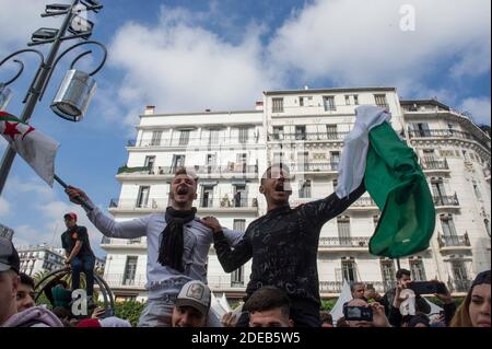 Le 10 mars 2019, les étudiants algériens du lycée ont crié des slogans lorsqu'ils manifestent avec des drapeaux nationaux devant le bureau de poste principal, dans le centre de la capitale Alger, Algérie, contre la candidature du président algérien Abdelaziz Bouteflika pour un cinquième mandat. Photo par Ammi Louiza/ABACAPRESS.COM Banque D'Images