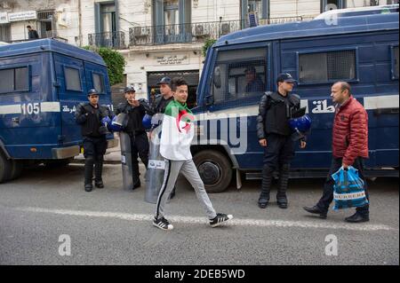 Le 10 mars 2019, les étudiants algériens du lycée ont crié des slogans lorsqu'ils manifestent avec des drapeaux nationaux devant le bureau de poste principal, dans le centre de la capitale Alger, Algérie, contre la candidature du président algérien Abdelaziz Bouteflika pour un cinquième mandat. Photo par Ammi Louiza/ABACAPRESS.COM Banque D'Images