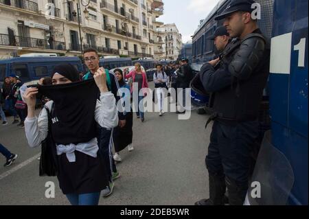 Le 10 mars 2019, les étudiants algériens du lycée ont crié des slogans lorsqu'ils manifestent avec des drapeaux nationaux dans le centre de la capitale Alger, en Algérie, contre la candidature du président algérien Abdelaziz Bouteflika pour un cinquième mandat. Photo par Ammi Louiza/ABACAPRESS.COM Banque D'Images