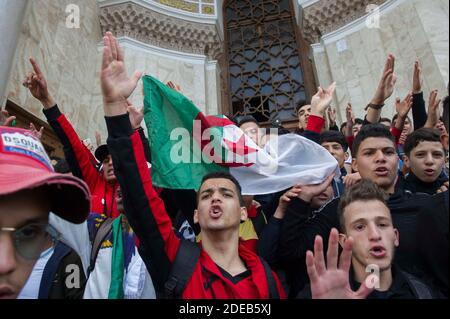 Le 10 mars 2019, les étudiants algériens du lycée ont crié des slogans lorsqu'ils manifestent avec des drapeaux nationaux devant le bureau de poste principal, dans le centre de la capitale Alger, Algérie, contre la candidature du président algérien Abdelaziz Bouteflika pour un cinquième mandat. Photo par Ammi Louiza/ABACAPRESS.COM Banque D'Images