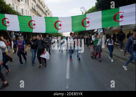 Le 10 mars 2019, les étudiants algériens du lycée ont crié des slogans lorsqu'ils manifestent avec des drapeaux nationaux dans le centre de la capitale Alger, en Algérie, contre la candidature du président algérien Abdelaziz Bouteflika pour un cinquième mandat. Photo par Ammi Louiza/ABACAPRESS.COM Banque D'Images