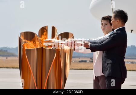 Higashimatsushima, Japon. 29 novembre 2020. Tadahiro Nomura(R) et Saori Yoshida, médaillés d'or olympique, éclairent la torche lors de la cérémonie d'arrivée de la flamme olympique à la base Matsushima de la Force aérienne d'autodéfense du Japon (JASDF) à Higashi-Matsushima, préfecture de Miyagi, au Japon, le vendredi 20 mars 2020. Photo par Keizo Mori/UPI crédit: UPI/Alay Live News Banque D'Images