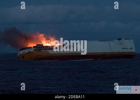 Distribuez la photo - le navire italien frappé par le feu, MV Grande America, appartenant au Groupe Grimaldi, a coulé dans le golfe de Gascogne à une profondeur de 4,600 mètres au large de la côte française. Selon la Marine nationale française, le navire, un porte-conteneurs, a coulé le mardi 12 mars 2019, à 1526 heures, heure locale, à environ 180 milles marins au large de la côte française. Un incendie a éclaté sur la Grande Amérique dimanche soir alors que le navire était en cours dans le golfe de Gascogne lors d'un voyage de Hambourg, en Allemagne, à Casablanca, au Maroc. L'incendie se trouvait principalement dans des conteneurs de marchandises dans la partie avant de l' Banque D'Images