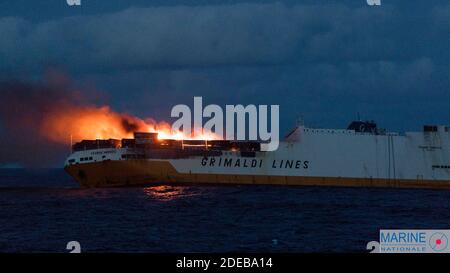 Distribuez la photo - le navire italien frappé par le feu, MV Grande America, appartenant au Groupe Grimaldi, a coulé dans le golfe de Gascogne à une profondeur de 4,600 mètres au large de la côte française. Selon la Marine nationale française, le navire, un porte-conteneurs, a coulé le mardi 12 mars 2019, à 1526 heures, heure locale, à environ 180 milles marins au large de la côte française. Un incendie a éclaté sur la Grande Amérique dimanche soir alors que le navire était en cours dans le golfe de Gascogne lors d'un voyage de Hambourg, en Allemagne, à Casablanca, au Maroc. L'incendie se trouvait principalement dans des conteneurs de marchandises dans la partie avant de l' Banque D'Images