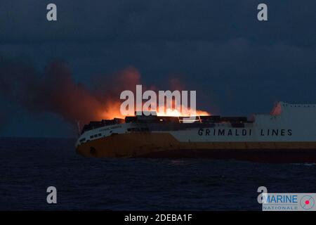 Distribuez la photo - le navire italien frappé par le feu, MV Grande America, appartenant au Groupe Grimaldi, a coulé dans le golfe de Gascogne à une profondeur de 4,600 mètres au large de la côte française. Selon la Marine nationale française, le navire, un porte-conteneurs, a coulé le mardi 12 mars 2019, à 1526 heures, heure locale, à environ 180 milles marins au large de la côte française. Un incendie a éclaté sur la Grande Amérique dimanche soir alors que le navire était en cours dans le golfe de Gascogne lors d'un voyage de Hambourg, en Allemagne, à Casablanca, au Maroc. L'incendie se trouvait principalement dans des conteneurs de marchandises dans la partie avant de l' Banque D'Images