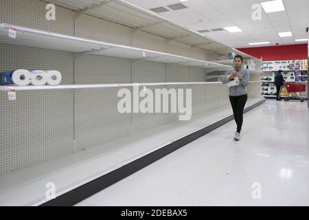 San Francisco, États-Unis. 29 novembre 2020. Un shopper navigue sur une île de rayonnages de papier toilette vides en raison de la panique du coronavirus à San Francisco le jeudi 12 mars 2020. Photo de Peter DaSilva/UPI crédit: UPI/Alay Live News Banque D'Images