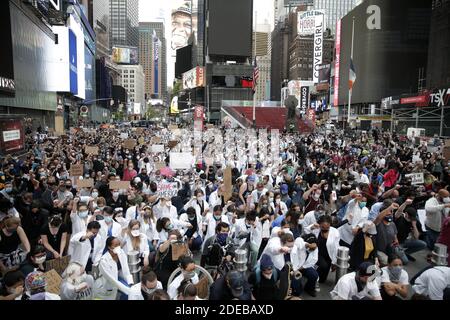 Les professionnels de la santé se réunissent à Times Square pour l'heure de remerciement quotidienne de 19:00 afin d'honorer les professionnels de santé essentiels et de protester le mardi noir et une autre nuit de troubles à Manhattan, en tant que manifestations, Le pillage et les émeutes dans tout le pays se poursuivent à la suite de la mort de George Floyd à New York le mardi 2 juin 2020. L'ancien policier de Minneapolis Derek Chauvin a été arrêté vendredi jours après que la vidéo a circulé de lui tenant son genou au cou de George Floyd pendant plus de huit minutes avant la mort de Floyd. Les quatre officiers impliqués dans l'incident ont également été congédiés du po de Minneapolis Banque D'Images