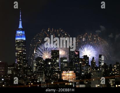 Jersey City, États-Unis. 29 novembre 2020. Le feu d'artifice annuel du 4 juillet de Macy illumine les gratte-ciel de Manhattan derrière l'Empire State Building le lundi 29 juin 2020, à Union City, New Jersey. Macy's a mis sur le premier de ce qu'il dit sera plusieurs petits feux d'artifice non annoncés en prévision de la prochaine fête du 4 juillet. La ville de New York se prépare à entrer dans la phase 3 d'un plan de réouverture en quatre parties le 6 juillet après avoir été fermée pendant près de quatre mois en raison de la COVID-19. Photo de John Angelillo/UPI crédit: UPI/Alay Live News Banque D'Images