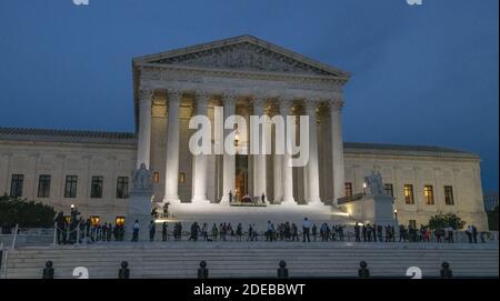 Les personnes qui se sont emportant devant le dossier à pavillon de la juge de la Cour suprême Ruth Bader Ginsburg, alors qu'elle se trouve dans le bâtiment de la Cour suprême des États-Unis le mercredi soir, 23 septembre 2020, à Washington, DC. Ginsburg meurt d'un cancer à 87 ans le 18 septembre 2020. Photo de Pat Benic/UPI Banque D'Images