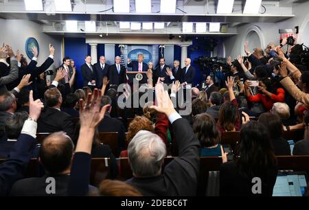 Le président Donald Trump prend la parole lors d'un point de presse concernant la COVID-19 à la Maison Blanche à Washington, DC, dans ce dossier photo du mercredi 26 février 2020. Trump a déclaré que les États-Unis avaient 15 cas de covid, et que le nombre « dans un délai de deux jours va diminuer jusqu'à proche de zéro », et que le virus sera seulement Va-t'en. Deux jours plus tard, il a qualifié le coronavirus de « canular ». Dans un nouveau livre de Bob Woodward, révélé le mercredi 9 septembre 2020, Trump est cité comme s'il savait que le COVID-19 était très mortel dès la fin janvier, mais a délibérément décidé de minimiser le virus et la pandémie possible Banque D'Images