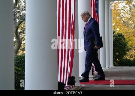 Le président Donald Trump arrive pour faire le point sur l'opération Warp Speed lors d'une conférence de presse sur la pelouse sud de la Maison Blanche à Washington, DC, le vendredi 13 novembre 2020. OWS est un partenariat public-privé initié par l'administration Trump afin de faciliter et d'accélérer le développement, la fabrication et la distribution de vaccins, de traitements et de diagnostics COVID-19. Le vice-président Mike Pence s'est joint à Trump à la conférence. Photo de Chris Kleponis/UPI Banque D'Images