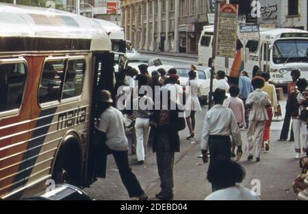 Passagers à Atlanta ; Géorgie ; montez à bord d'un bus Metropolitan Atlanta Rapid Transit Authority (MARTA) pendant les heures de pointe environ. 1974 Banque D'Images