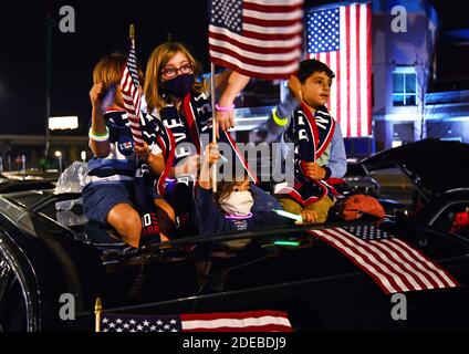 Wilmington, États-Unis. 29 novembre 2020. De jeunes partisans branle les drapeaux américains en attendant que le président élu Joe Biden prononce son discours de victoire après avoir battu le président républicain Donald Trump lors de l'élection présidentielle de 2020, à Wilmington, Delaware, le samedi 7 novembre 2020. Après quatre jours supplémentaires de dépouillement des votes, Biden a gagné plusieurs États pivots avec une faible marge. Photo de Pat Benic/UPI crédit: UPI/Alay Live News Banque D'Images