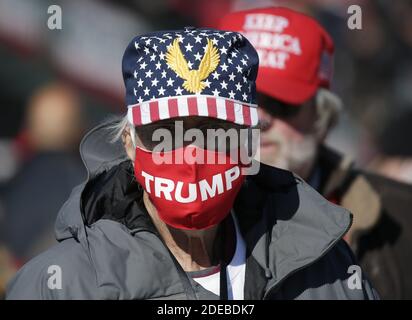 Scranton, États-Unis. 29 novembre 2020. Les partisans de Trump attendent que le président Donald J. Trump arrive lorsqu'il organise un rassemblement Make America Great Again Victory à l'aéroport international de Wilkes-barre Scranton à Scranton, en Pennsylvanie, le lundi 2 novembre 2020. Photo de John Angelillo/UPI crédit: UPI/Alay Live News Banque D'Images