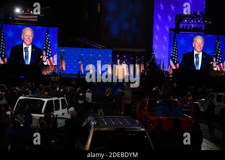 Wilmington, États-Unis. 29 novembre 2020. L'ancien vice-président Joe Biden et son épouse, le Dr Jill Biden, accueillent des supporters dans un parking à Wilmington, Delaware, au début du mercredi 4 novembre 2020. Biden a exprimé son optimisme et a déclaré qu'il faudra du temps pour compter les votes dans les États de champ de bataille critiques. Photo de Kevin Dietsch/UPI crédit: UPI/Alay Live News Banque D'Images