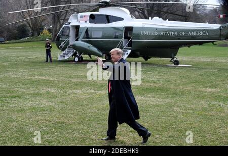 LE président AMÉRICAIN Donald Trump fait des vagues lorsqu'il quitte la Maison Blanche, le mercredi 20 mars 2019. Photo par Olivier Douliery/ABACAPRESS.COM Banque D'Images