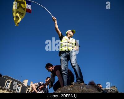 Les Manifestants De Yellow Vest à Bordeaux, En France. Les Manifestants ...