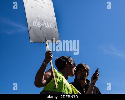 Les Manifestants De Yellow Vest à Bordeaux, En France. Les Manifestants ...