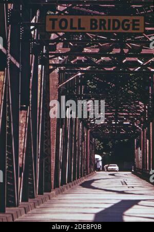 Photo des années 1970 (1973) - le pont à péage Rusty traverse le Kanahha Rivière au-dessous de Glen Ferris Banque D'Images