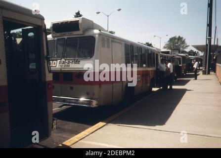 Les chauffeurs de bus qui attendent par leur téléphone une radio à bord ont envoyé des véhicules porte-à-porte pour les passagers à Haddonfield ; New Jersey. Env. 1974 Banque D'Images