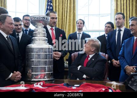LE président AMÉRICAIN Donald J. Trump (C) écoute le capitaine des capitales Alexander Ovechkin (Front 2-L) à côté de la coupe Stanley, le commissaire de la Ligue nationale de hockey (LNH) Gary Bettman (L) et le propriétaire des capitales Ted Leonsis (Front R) ; Au cours d'une séance photo avec les joueurs et le personnel des champions de la coupe Stanley de la LNH 2018, les capitales de Washington; dans le bureau ovale de la Maison Blanche à Washington, DC, Etats-Unis, 25 mars 2019. Photo de Michael Reynolds/pool/ABACAPRESS.COM Banque D'Images