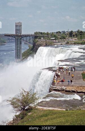 Photo des années 1970 (1973) - les chutes du Niagara américaines Goat Island qui divise la cataracte en deux parties à le bord de l'escarpement Banque D'Images