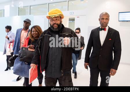 L'acteur et comédien Dieudonné m'bala m'bala et sa sœur d'avocat Marcelle Mbala Mbala devant le tribunal de Paris pour fraude fiscale, blanchiment d'argent ou abus d'actifs de sociétés. Il est soupçonné d'avoir dissimulé aux autorités fiscales plus d'un million d'euros de revenus de ses spectacles, gardés chez lui en espèces ou envoyés à l'étranger. Paris, France, le 26 mars 2019. Photo de Samuel Boivin / ABACAPRESS.COM Banque D'Images
